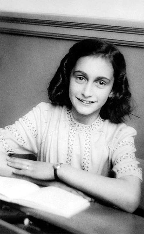 Anne_Frank_lacht_naar_de_schoolfotograaf Anne Frank