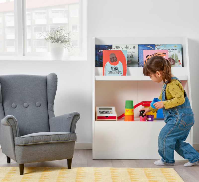Bergig-Book-Display A child is seen standing in front of a bookshelf