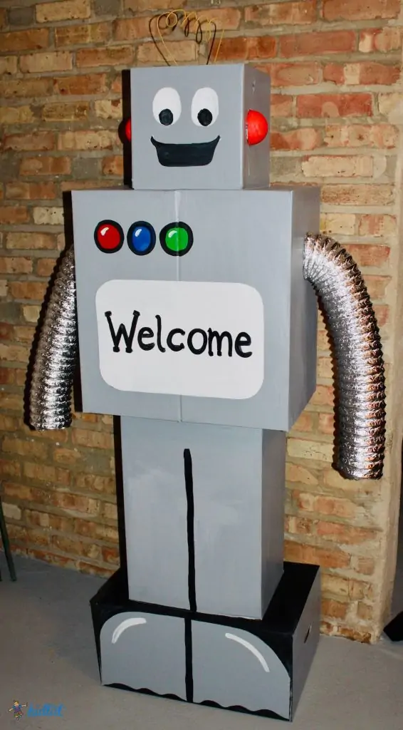 Robot-566×1024 robot made from cardboard boxes
