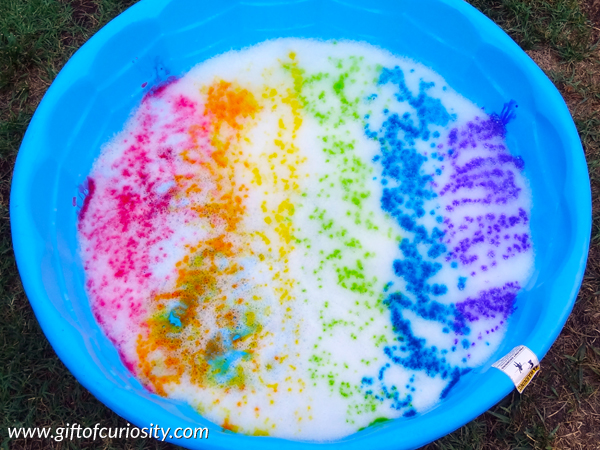 Rainbow-Bubbles bowl with rainbow colored bubbles for water activity